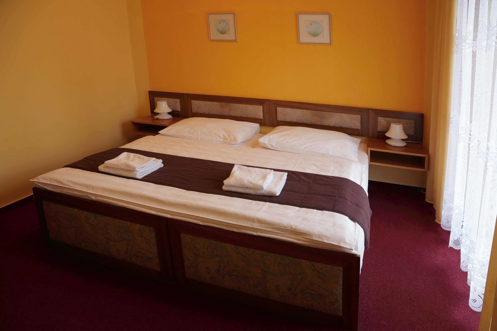 Zvíkovské Podhradí Resort Hotel Zvikov מראה חיצוני תמונה