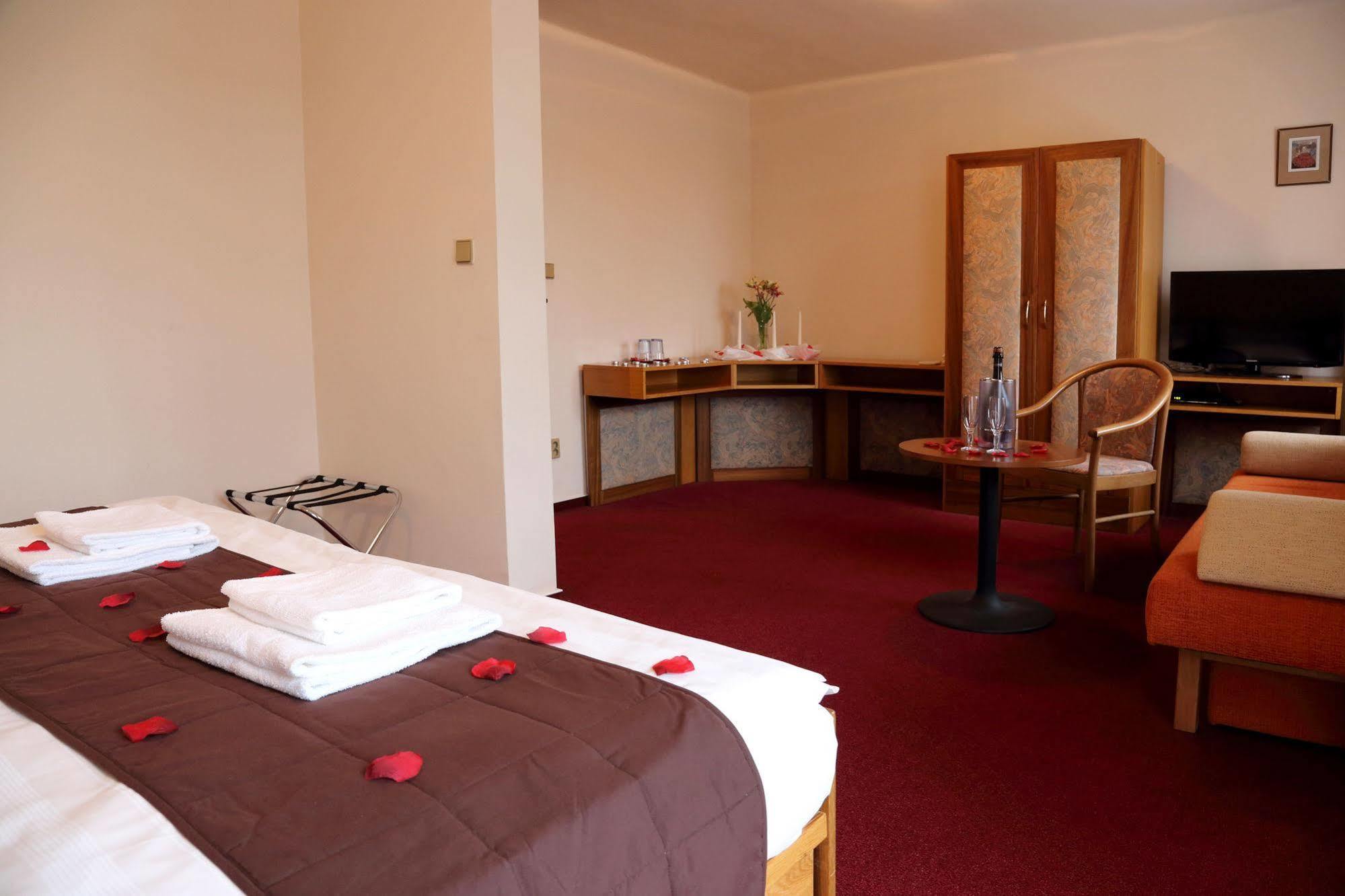 Zvíkovské Podhradí Resort Hotel Zvikov מראה חיצוני תמונה